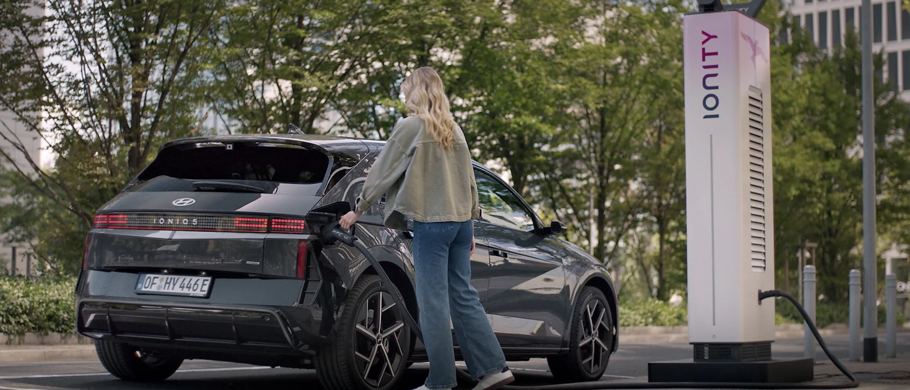 Hyundai IONIQ 5 laddas vid en snabbladdare